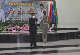 Pj Sekdakab Trenggalek, Dr. Andriyanto, saat memimpin apel peringatan HUT ke-72 Sat Pol PP - 103 Pemadam Kebakaran dan 60 Satlinmas, di Gedung Bawarasa, Kabupaten Trenggalek