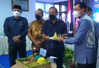 Dari kiri ke kanan, Ketua DPRD Karanganyar Bagus Selo, Wabup Rober Christanto, Bupati Juliyatmono dan Dirut Bank Daerah Karanganyar, Haryono saat pemotongan tumpeng di Bank Daerah Karanganyar