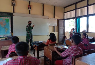 Ajarkan matematika dan wasbang untuk anak di perbatasan