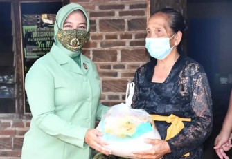 Persit KCK Koorcab Rem 081 Bagi-Bagi Bansos di Madiun dan Nganjuk