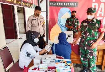 Vaksinasi gratis bagi pengunjung pasar di Kantor UPTD Pasar Kendal, Kelurahan Pekauman