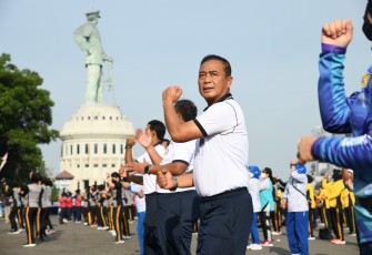 Gubernur AAL Olahraga Bersama KASAL
