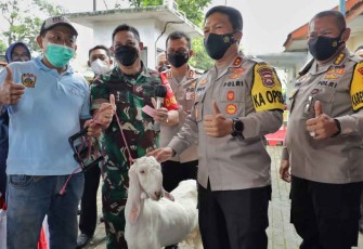 Kapolda Jatim Bagikan Doorprize Kambing di Vaksinasi Presisi Lumajang
