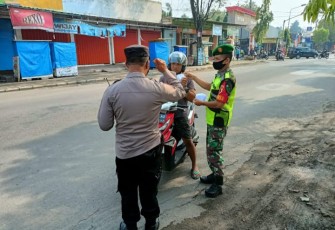 Selain Pendampingan Vaksinasi, Anggota Koramil Paron Rutin Gelar Operasi Yustisi