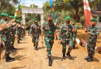 Pangdam XII/Tpr Kunjungi Satgas Pamtas Yonif 144/JY