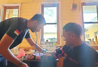 Tim Medis Satgas Binmas Keladi Sagu Berikan Pengobatan Anggota yang Sakit