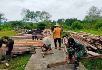 Karya Bhakti Satgas Yonif 144/JY Bangun Gereja ST Yoseph di Perbatasan
