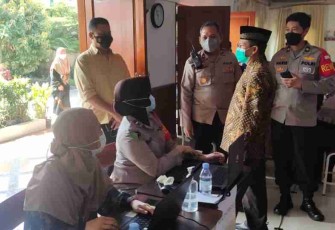Polisi Monitoring dan Pengamanan Vaksinasi di Gegerkalong