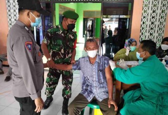 Demi Keamanan dan Ketertiban, Babinsa Geneng Dampingi Warga Vaksinasi Booster
