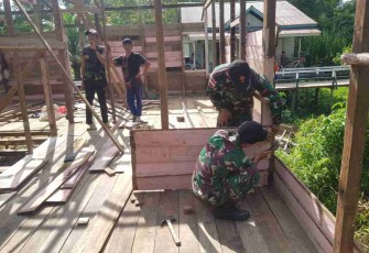 Peduli Warga Perbatasan, Satgas Yonif 144/JY Bantu Pembuatan Rumah