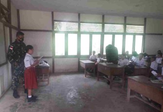 Satgas Perbatasan Ajarkan Bahasa Indonesia di SDN 13 Nanga Bayan 