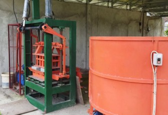 Mesin pencetak paving Bumdes Pojokwatu yang dibeli dari Dana Desa 2021 senilai Rp180 juta dibiarkan rusak dan mangkrak tidak diperbaiki.