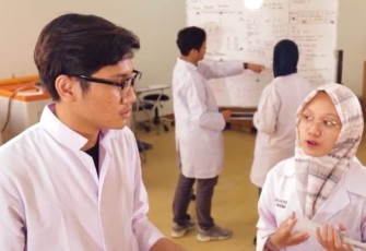 Kegiatan Praktikum Mahasiswa Program Studi Teknik Lingkungan di Laboratorium