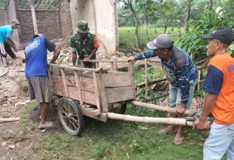 Babinsa Koramil 0805/06 Kwadungan Bantu  Perbaiki Rumah Warga Lansia Yang Rusak