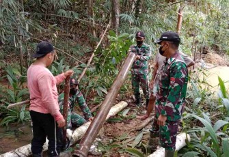 Satgas Perbatasan Benahi Saluran Pipa Air Bersih 