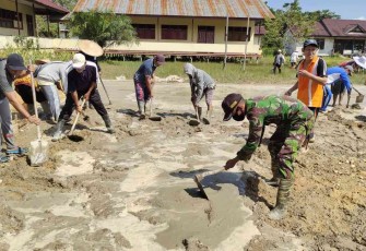 Satgas Perbatasan Gelar Karya Bhakti Pengecoran Jalan dan Lapangan SMPN 01