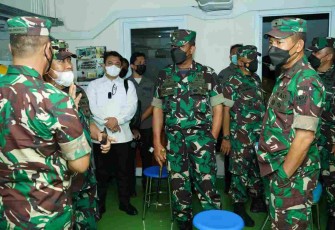 Pangdivif 2 Kostrad Dampingi Kasad Mengunjungi Anak Sertu Eka Korban Pembunuhan OTK