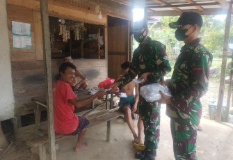 Anggota Satgas Yonif 144/JY Bagikan Masker Ke Rumah Warga di Perbatasan
