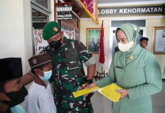 Sambut HUT Ke-58 Dharma Pertiwi, Ketua Persit Koorcabrem 121 Berikan Tali Asih