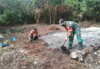 Cetak Lahan Produktif, Babinsa Sidorejo Bantu Warga Buka Lahan Kosong