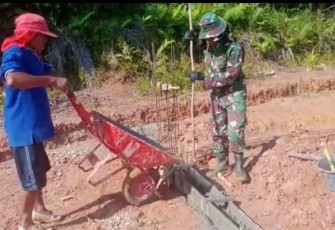 Satgas Perbatasan Gotong Royong Pengecoran Masjid Baiturrahim 
