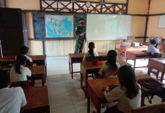 Satgas Perbatasan Ajari Matematika Murid SDN 02