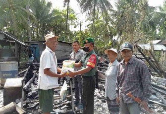 Koramil Tenggarong Seberang Salurkan Bantuan Korban Kebakaran