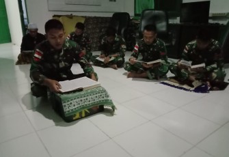 Tingkatkan Imtaq, Satgas Perbatasan Gelar Sholat Taraweh dan Tadarusan
