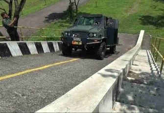 Study Tour di Lab Dislitbang TNI AD, Prajurit Kowad Uji Nyali Tanjakan Curam