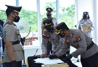 Kapolres Bintan saat pemimpin upacara sertijab