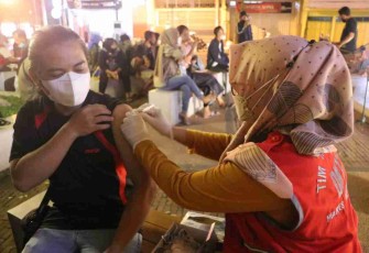 Sasar Pengunjung Taman 0 Kilometer, Kodim Tulungagung Gelar Vaksinasi Mobile Usai Tarawih