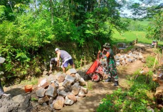 Bersama Masyarakat, Anggota Koramil Sine Kerja Bakti Bangun Talud