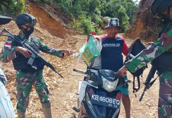 Tegakkan Stabilitas Keamanan, Satgas Perbatasan Sweeping di Jalan Desa 