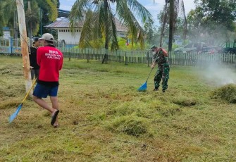 Lestarikan Budaya Gotong Royong, Danramil Pulau Malan Bersama Warga Bersihkan Lapangan 