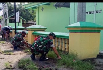 Anggota Koramil Kedunggalar Bersama Warga Gotong Royong Bersihkan Masjid