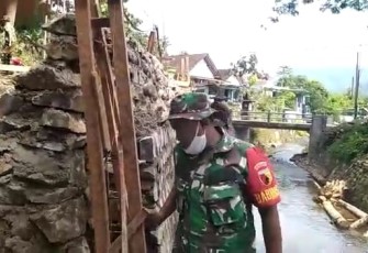 Wujud Peduli, Babinsa Kebonagung Bantu Warga Buat Pondasi Mushola