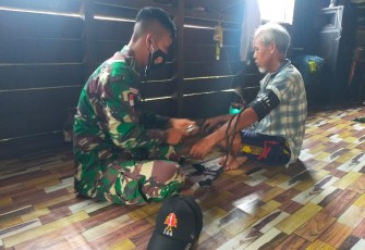Sambangi Rumah Warga, Pengobatan Gratis Satgas Perbatasan 