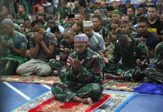 Tingkatkan Imtaq, Prajurit KRI Banjarmasin-592 Sholat Berjamaah di Laut