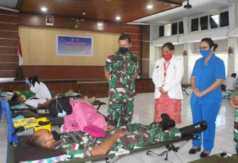 Peringati Hari Paskah, Personel Yonmarhanlan X Jayapura Baksos Donor Darah 