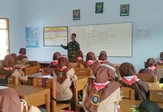 Babinsa Geneng Berikan Wasbang Siswa Sekolah Dasar Negeri 1 Keniten
