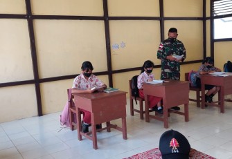 Cerdaskan Anak Bangsa, Satgas Perbatasan Ajarkan Bahasa Indonesia di SDN 02
