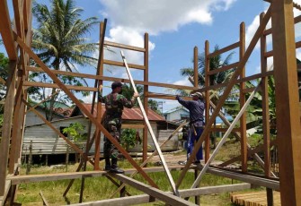 Satgas Yonif 144/JY Bantu Buatkan Rumah Warga di Perbatasan