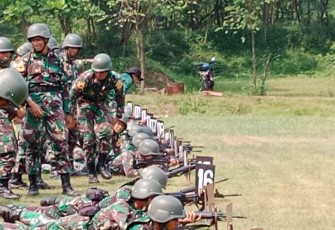 Kopral Taruna AAL Digembleng Latihan Menembak Kwalifikasi