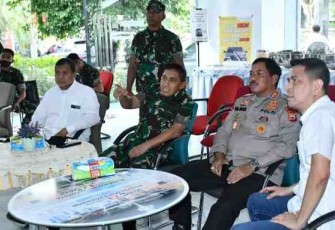 Pangdam Hasanuddin dan Kapolda Sulsel Pantau Aksi Unras Mahasiswa Melalui CCTV