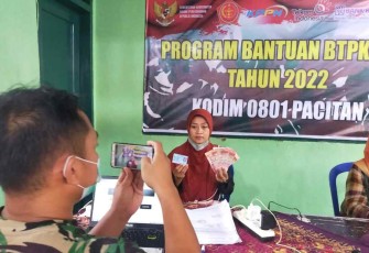 Wujud Peduli, Koramil Arjosari Salurkan Program Bantuan BTPKLWN TNI Tahun 2022