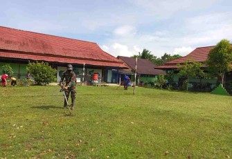 Satgas Pamtas Karya Bakti Membersihkan Lingkungan Sekolah Perbatasan