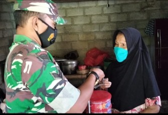 Babinsa Peduli Lansia, Bersama Program Rantang Kasih Pemkab Banyuwangi