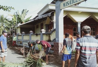 Manunggal Bersama Rakyat, Serda Siswanto Kerja Bakti Bersihkan Lingkungan Mushola