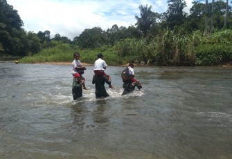 Satgas Perbatasan Bantu Seberangkan Anak Sekolah di Sungai 