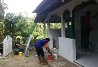 Babinsa Nawangan Gotong Royong Bersama Warga Binaan Renovasi Mushola